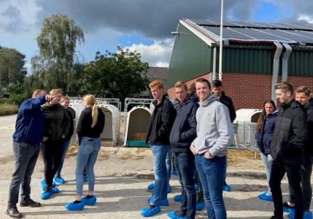 Studenten van Boxtel en Horst op excursie bij Melkveebedrijf van den Hurk in Lieshout